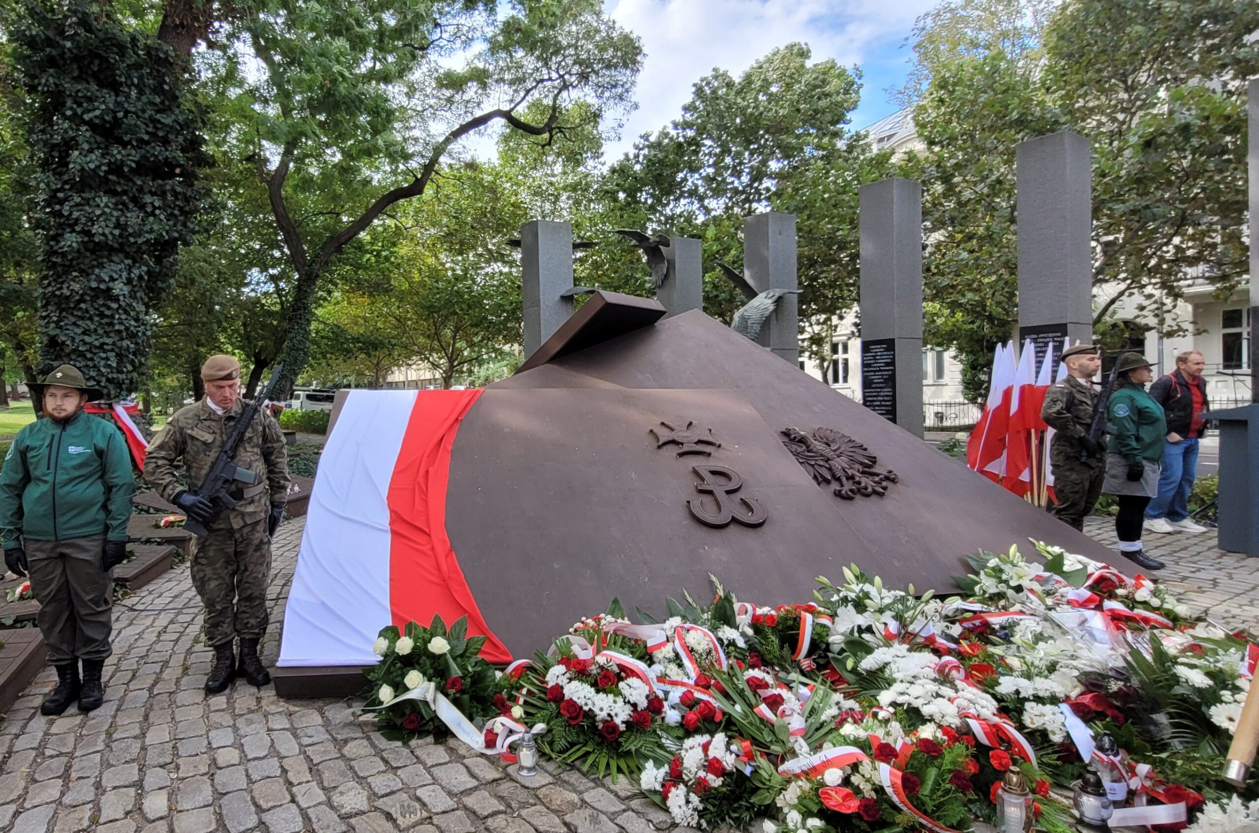 Read more about the article Pod pomnikiem Polskiego Państwa Podziemnego